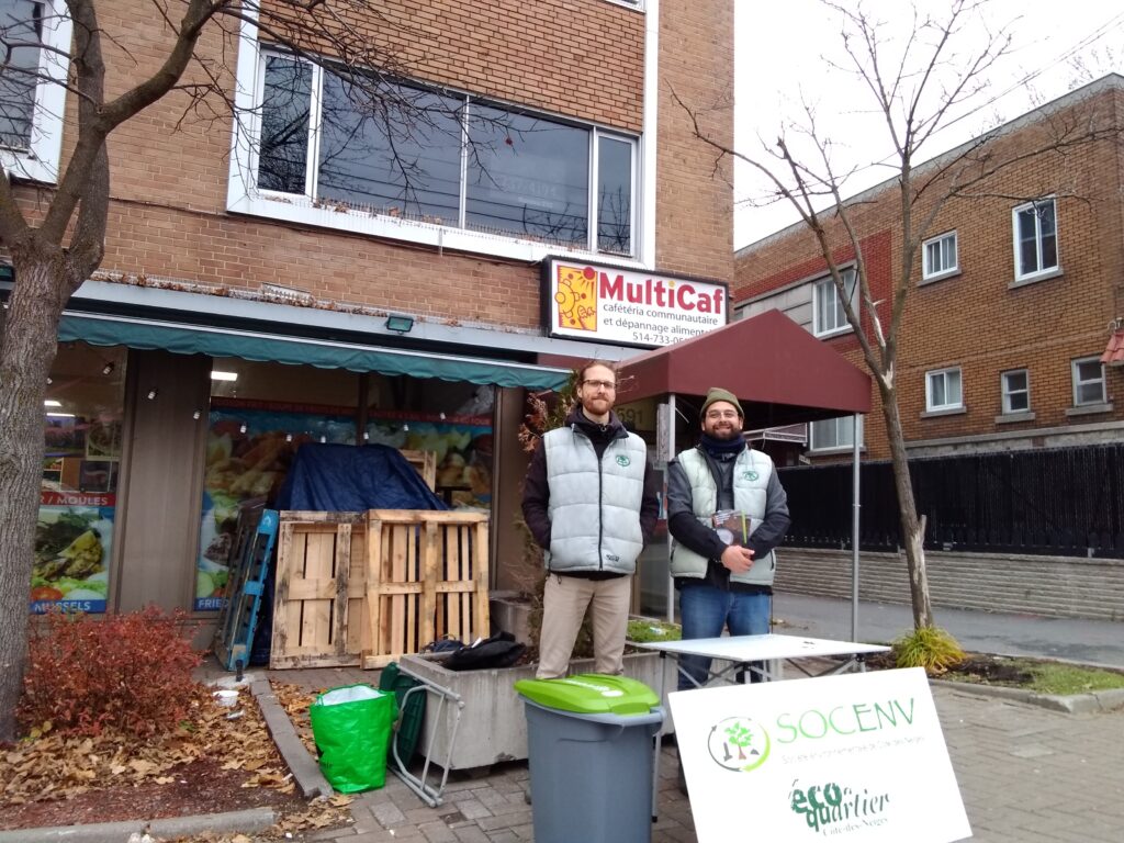 Dylan et Aldom à notre kiosque devant MultiCaf